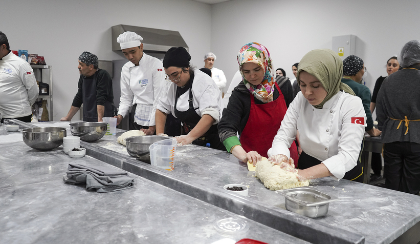 Depremzedeler için ekmek üretimine başladı