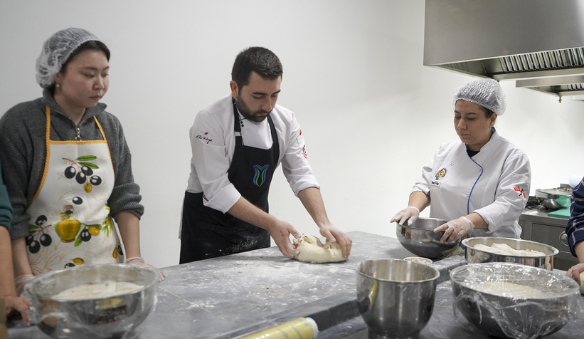 Depremzedeler için ekmek üretimine başladı