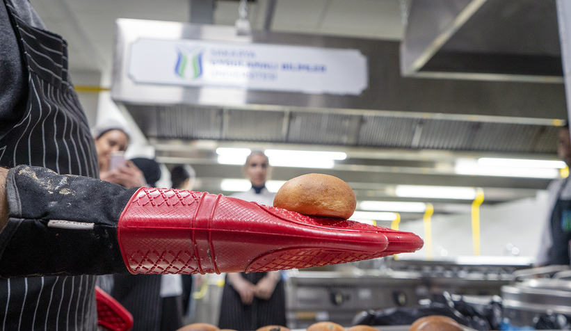 Depremzedeler için ekmek üretimine başladı