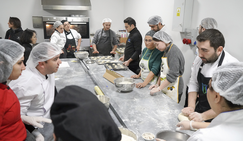Depremzedeler için ekmek üretimine başladı
