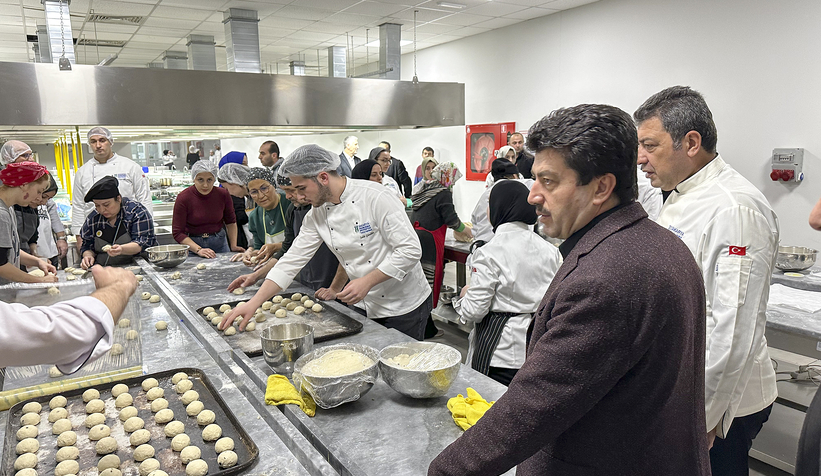 Depremzedeler için ekmek üretimine başladı