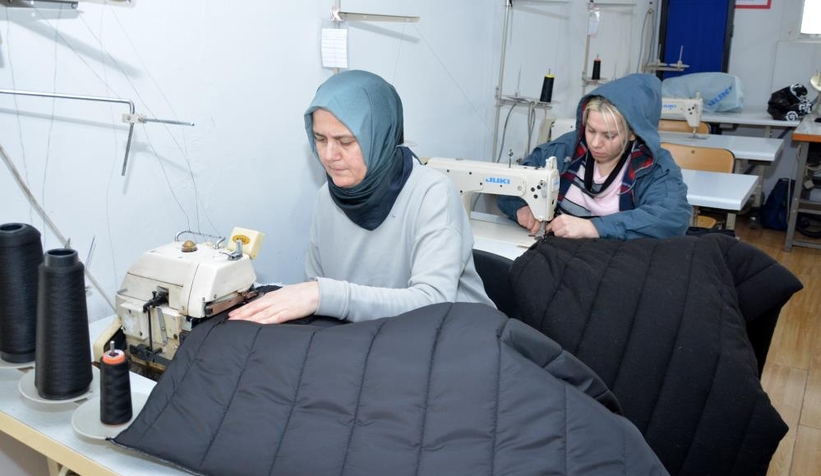 Depremzedeler için günde 350 uyku tulumu üretiyorlar