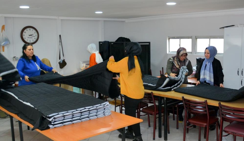 Depremzedeler için günde 350 uyku tulumu üretiyorlar