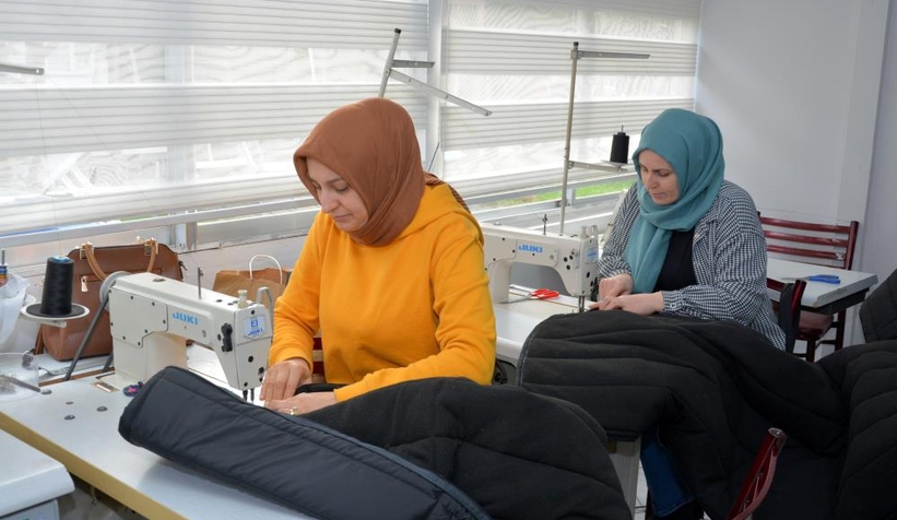 Depremzedeler için günde 350 uyku tulumu üretiyorlar