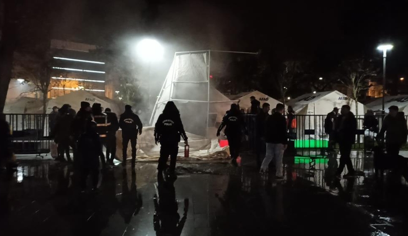 Depremzedeler için kurulan çadırkentte yangın