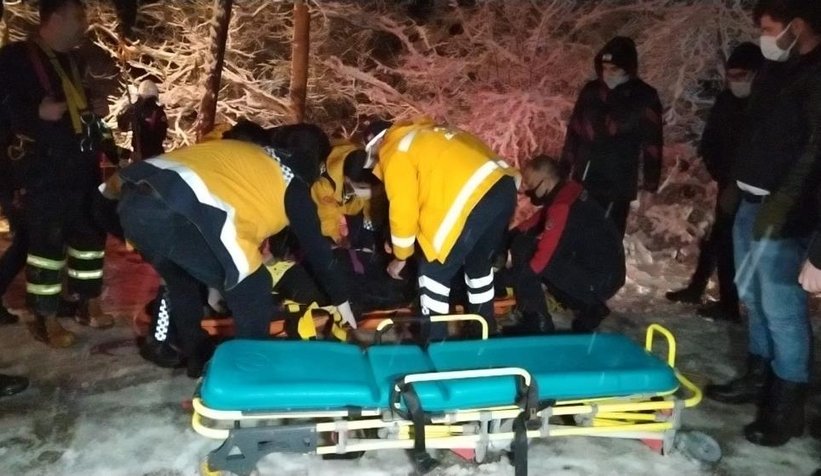 Derede can pazarı Karda kayan kamyonet dereye uçtu: 6 yaralı