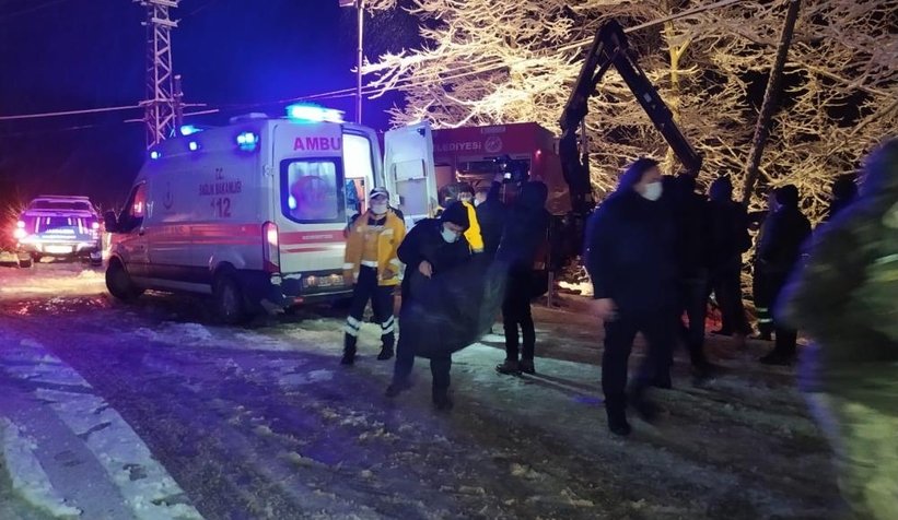 Derede can pazarı Karda kayan kamyonet dereye uçtu: 6 yaralı