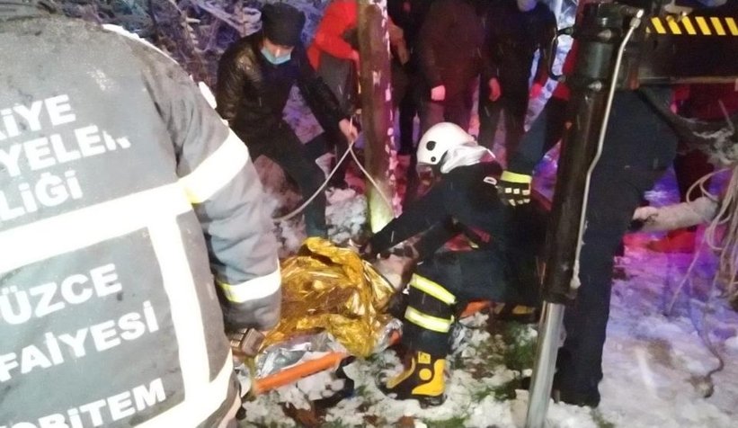 Derede can pazarı Karda kayan kamyonet dereye uçtu: 6 yaralı