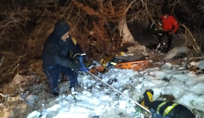 Derede can pazarı Karda kayan kamyonet dereye uçtu: 6 yaralı