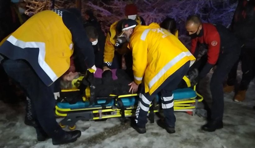 Derede can pazarı Karda kayan kamyonet dereye uçtu: 6 yaralı