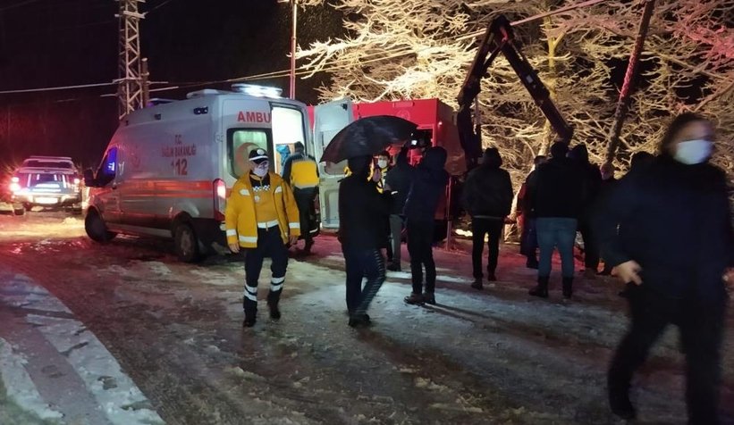 Derede can pazarı Karda kayan kamyonet dereye uçtu: 6 yaralı