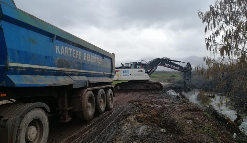 Dereye dökülen 40 ton atık kaldırıldı
