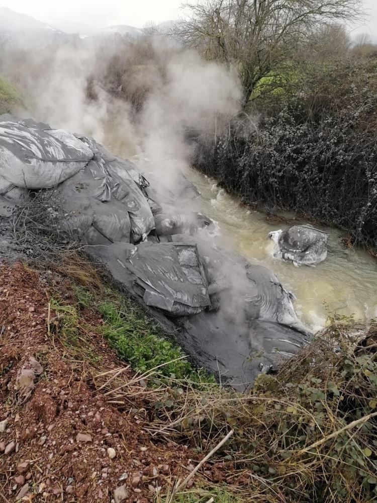 Dereye dökülen 40 ton atık kaldırıldı