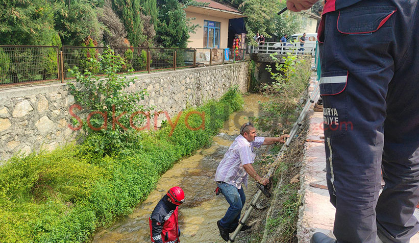 Dereye düşen işçiyi itfaiye kurtardı