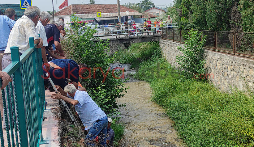Dereye düşen işçiyi itfaiye kurtardı