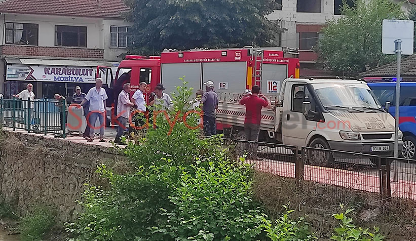 Dereye düşen işçiyi itfaiye kurtardı