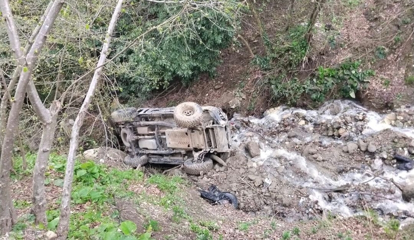 Dereye yuvarlanan araçtan yaralı çıktılar