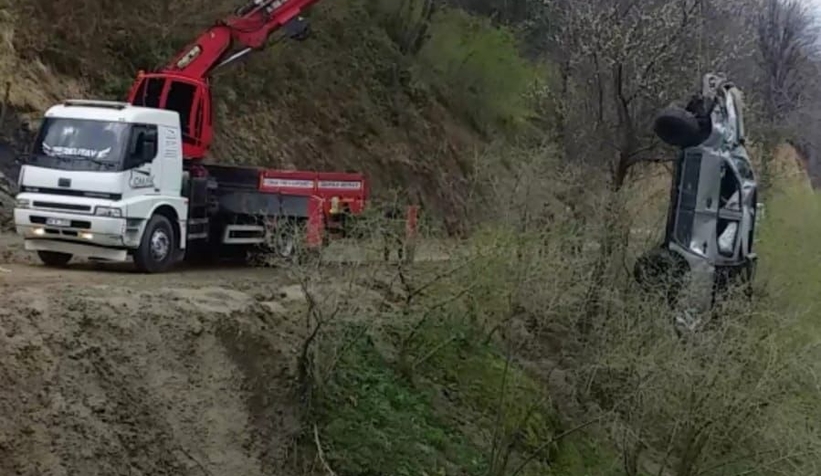 Dereye yuvarlanan araçtan yaralı çıktılar