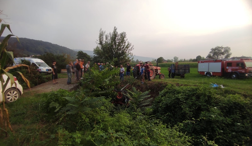 dereye-yuvarlanan-traktorun-altinda-kaldiuezzd0dlsf