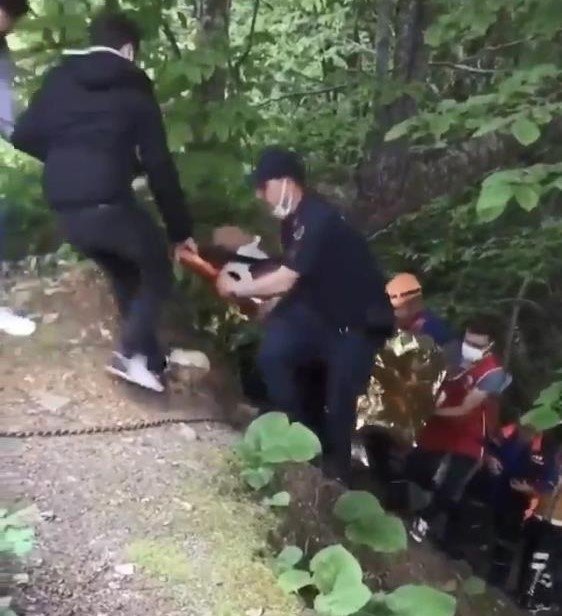 Dereye yuvarlandı, kurtarmak için zamanla yarıştılar