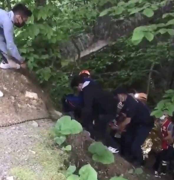 Dereye yuvarlandı, kurtarmak için zamanla yarıştılar