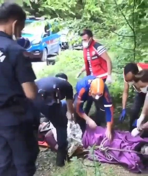 Dereye yuvarlandı, kurtarmak için zamanla yarıştılar