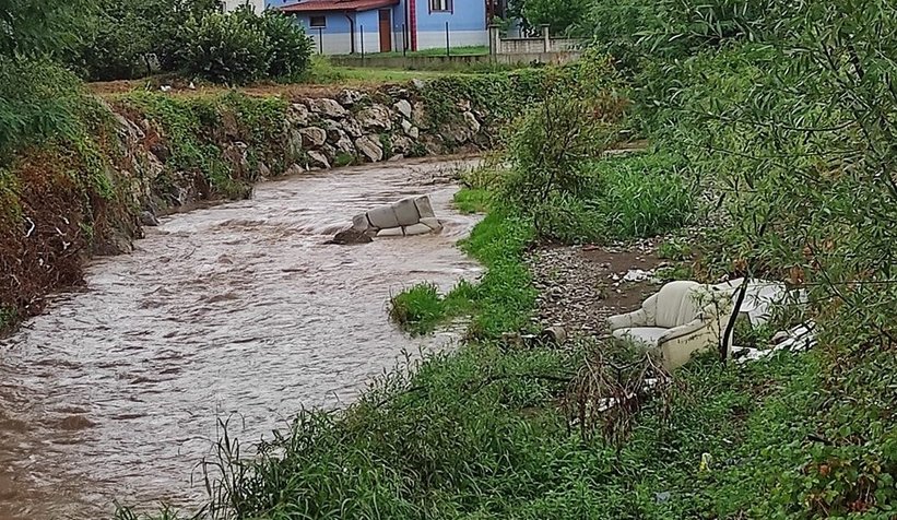 Dereyi çöplüğe çevirdiler