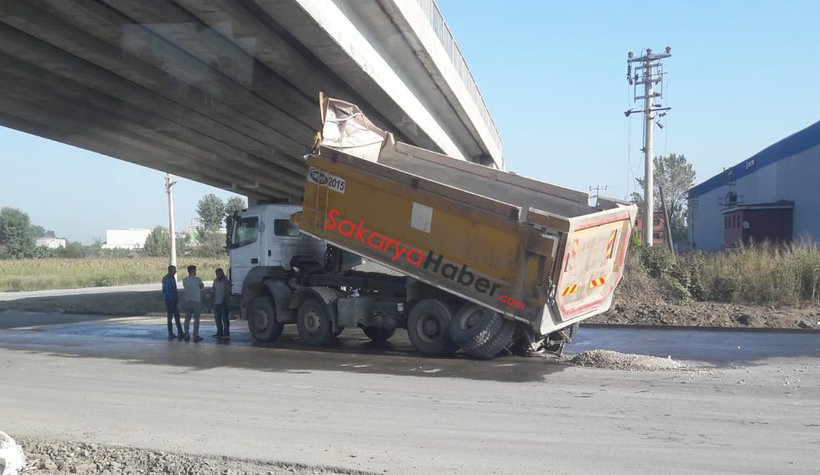 Damperi açık ilerleyen kamyon köprüye çarptı
