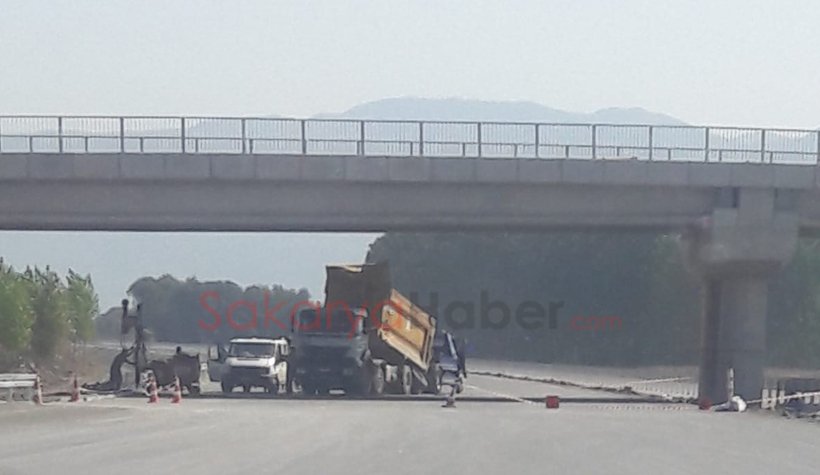 Damperi açık ilerleyen kamyon köprüye çarptı