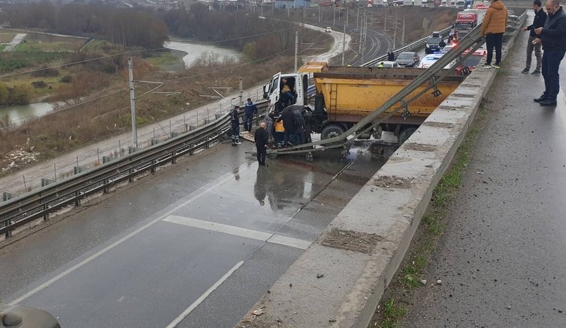 Damperli kamyon yola düştü; Faciadan dönüldü