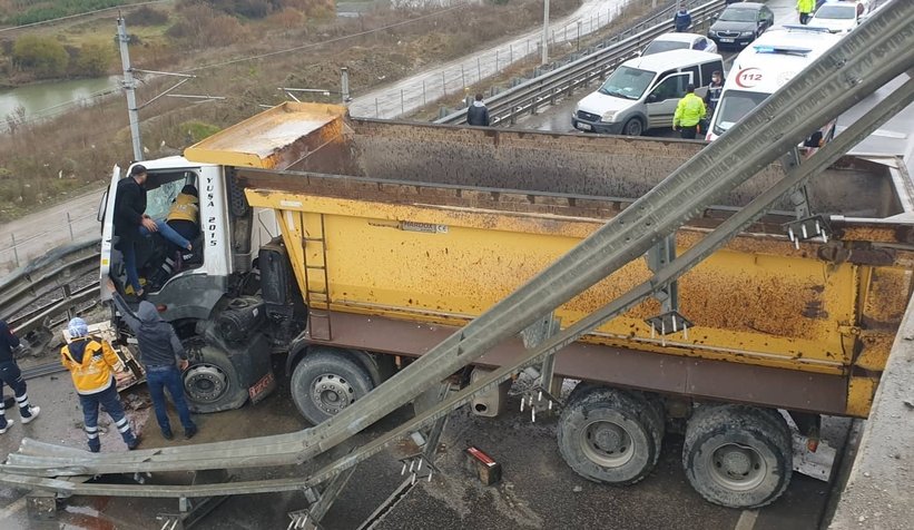 Damperli kamyon yola düştü; Faciadan dönüldü