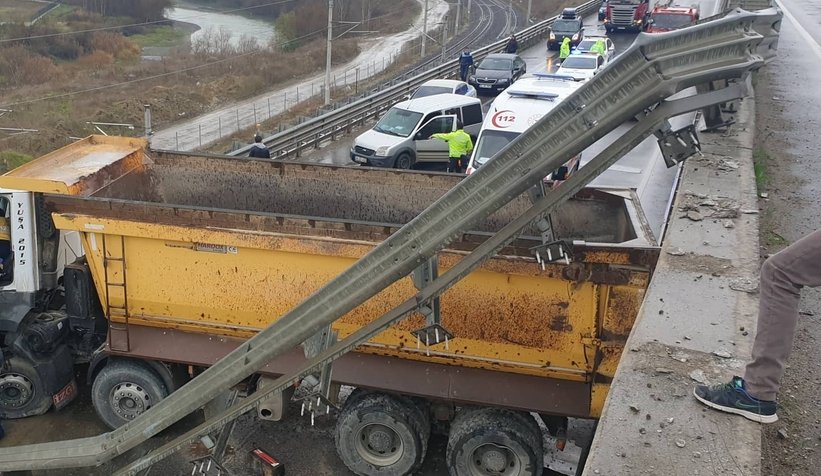 Damperli kamyon yola düştü; Faciadan dönüldü