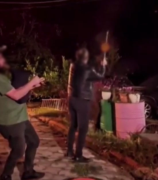 Dernek yöneticisi magandalığa soyundu