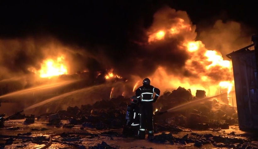 Dev fabrika küle döndü