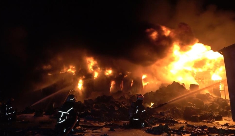 Dev fabrika küle döndü