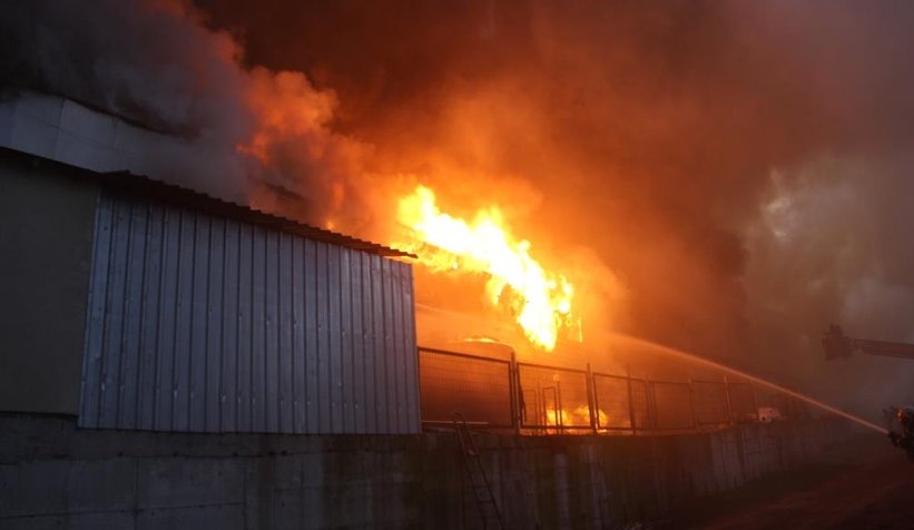 Dev tavuk çiftliği alev alev yandı