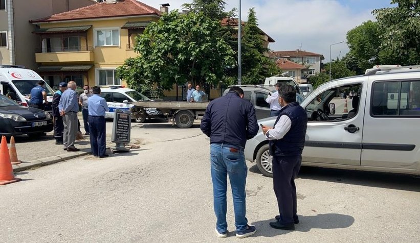 Devrilen aracı elleriyle kaldırarak yaralıları böyle kurtardılar