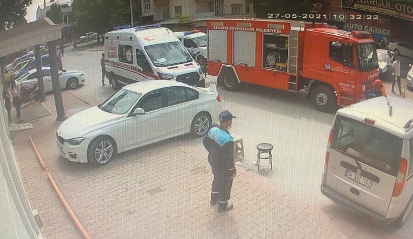 Devrilen aracı elleriyle kaldırarak yaralıları böyle kurtardılar