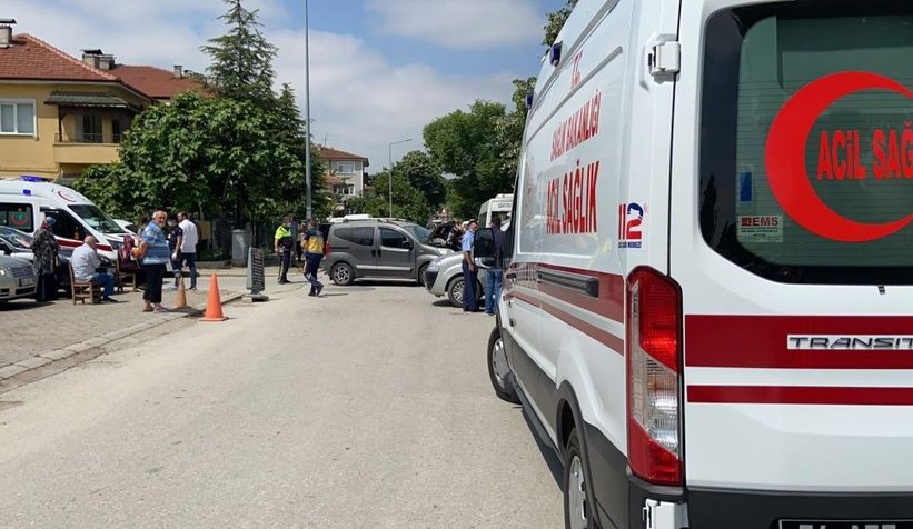 Devrilen aracı elleriyle kaldırarak yaralıları böyle kurtardılar