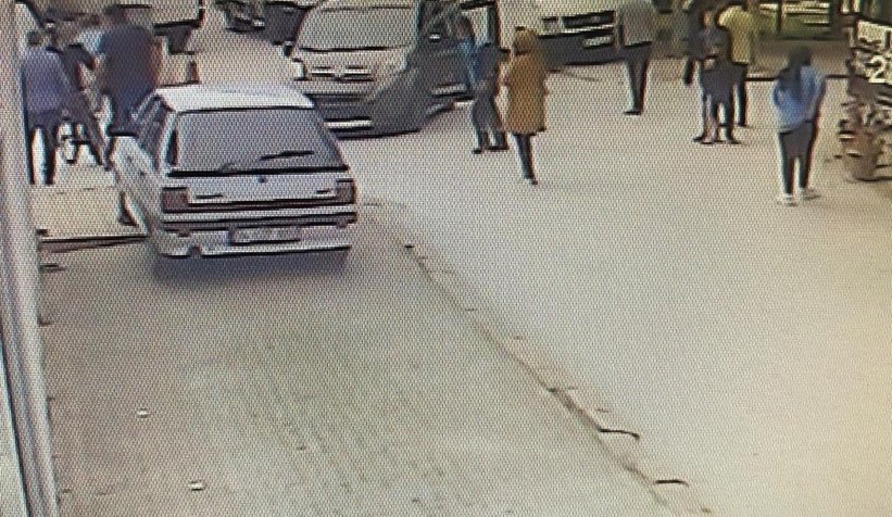 Devrilen aracı elleriyle kaldırarak yaralıları böyle kurtardılar