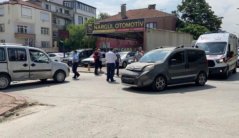 Devrilen aracı elleriyle kaldırarak yaralıları böyle kurtardılar