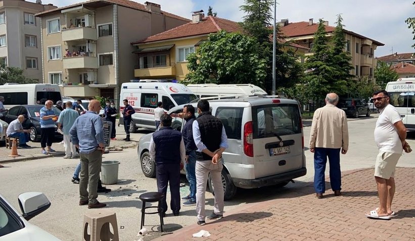 Devrilen aracı elleriyle kaldırarak yaralıları böyle kurtardılar