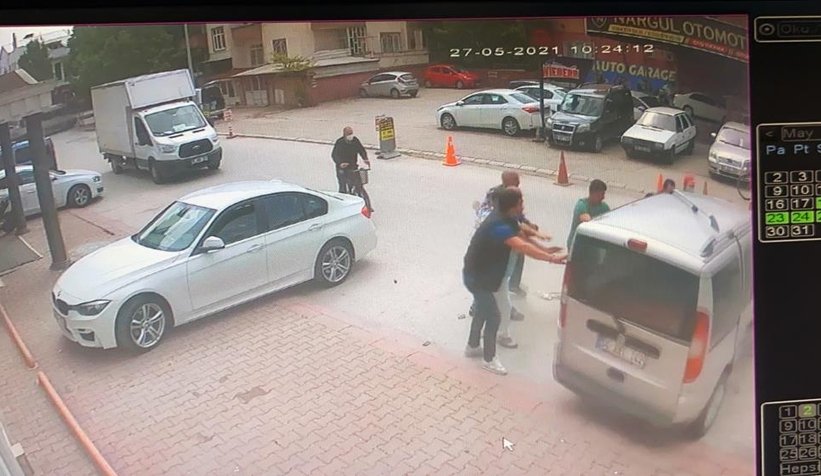 Devrilen aracı elleriyle kaldırarak yaralıları böyle kurtardılar