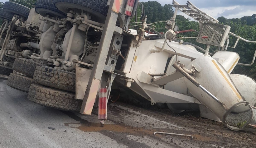 devrilen-beton-mikserinin-surucusu-yaralandim1rssm5ouw