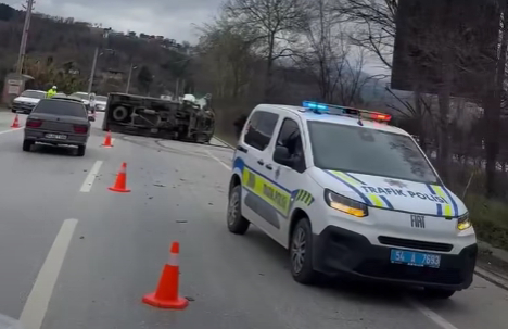 Devrilen kamyonetteki 2 kişi yaralandı