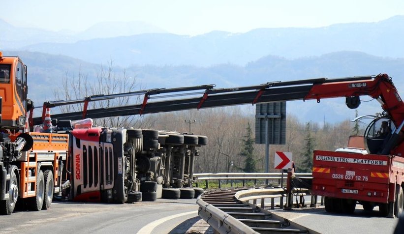 Devrilen tır TEM bağlantı yolunu trafiğe kapattı