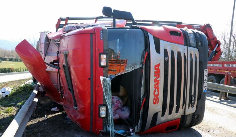 Devrilen tır TEM bağlantı yolunu trafiğe kapattı