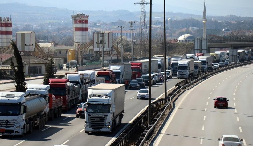 Devrilen tır TEM bağlantı yolunu trafiğe kapattı