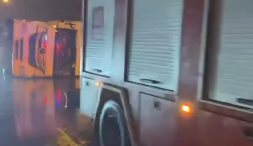 Devrilen tır trafiği aksattı