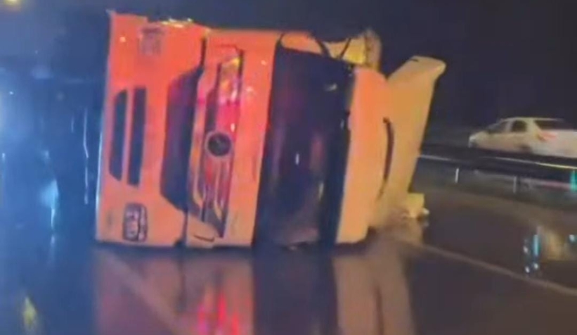 Devrilen tır trafiği aksattı